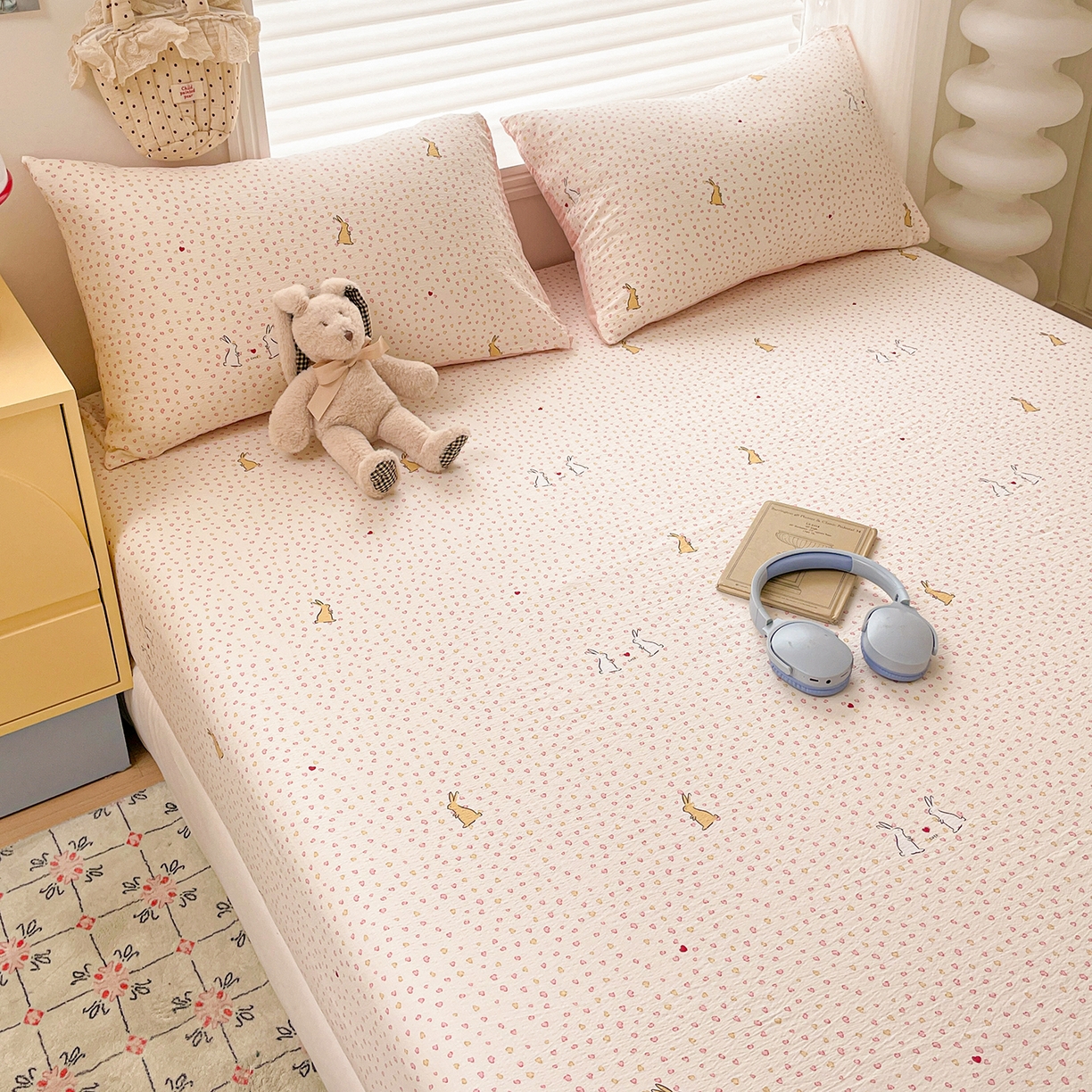 91家纺网 家纺一手货源 找家纺 立森 2026春夏新款云感皱皱纱泡芙纱床笠单枕套系列-床拍图 爱心小兔