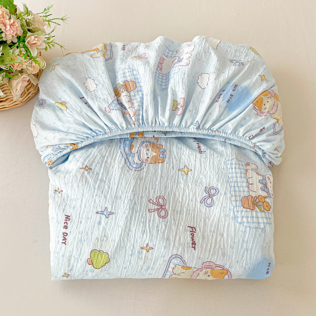 91家纺网 家纺一手货源 找家纺 立森 2026春夏新款云感皱皱纱泡芙纱床笠单枕套系列-床拍图 芭宠假日蓝