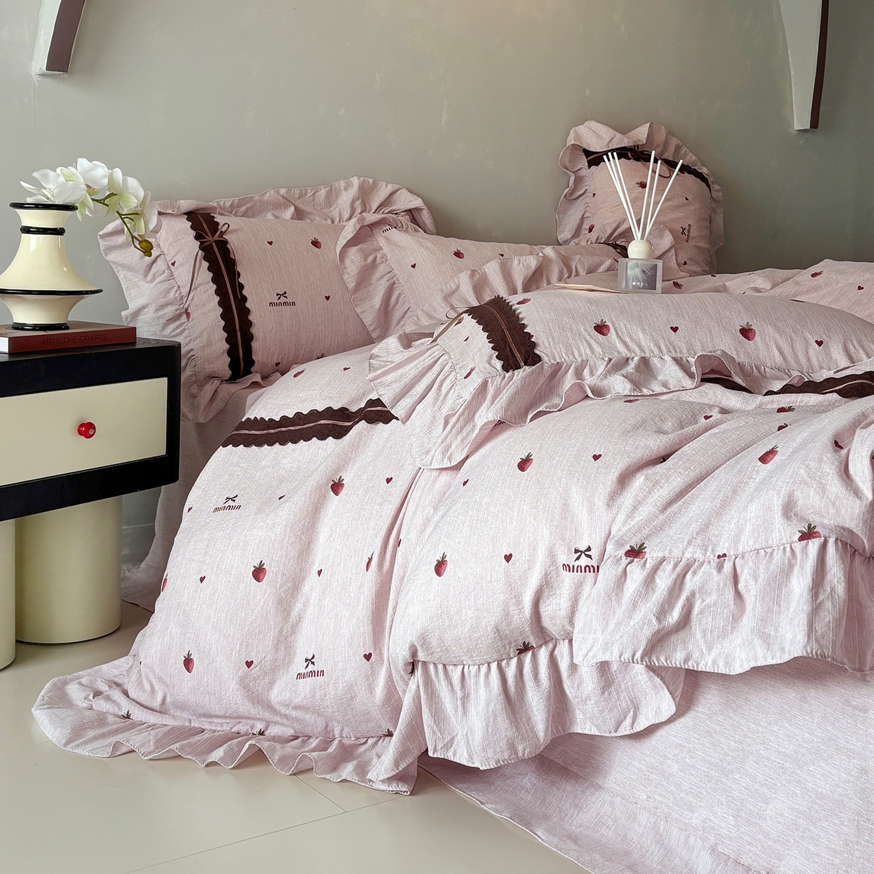 91家纺网 家纺一手货源 找家纺 迷尚家居 2026新款提花色织麻花边四件套 草莓粉