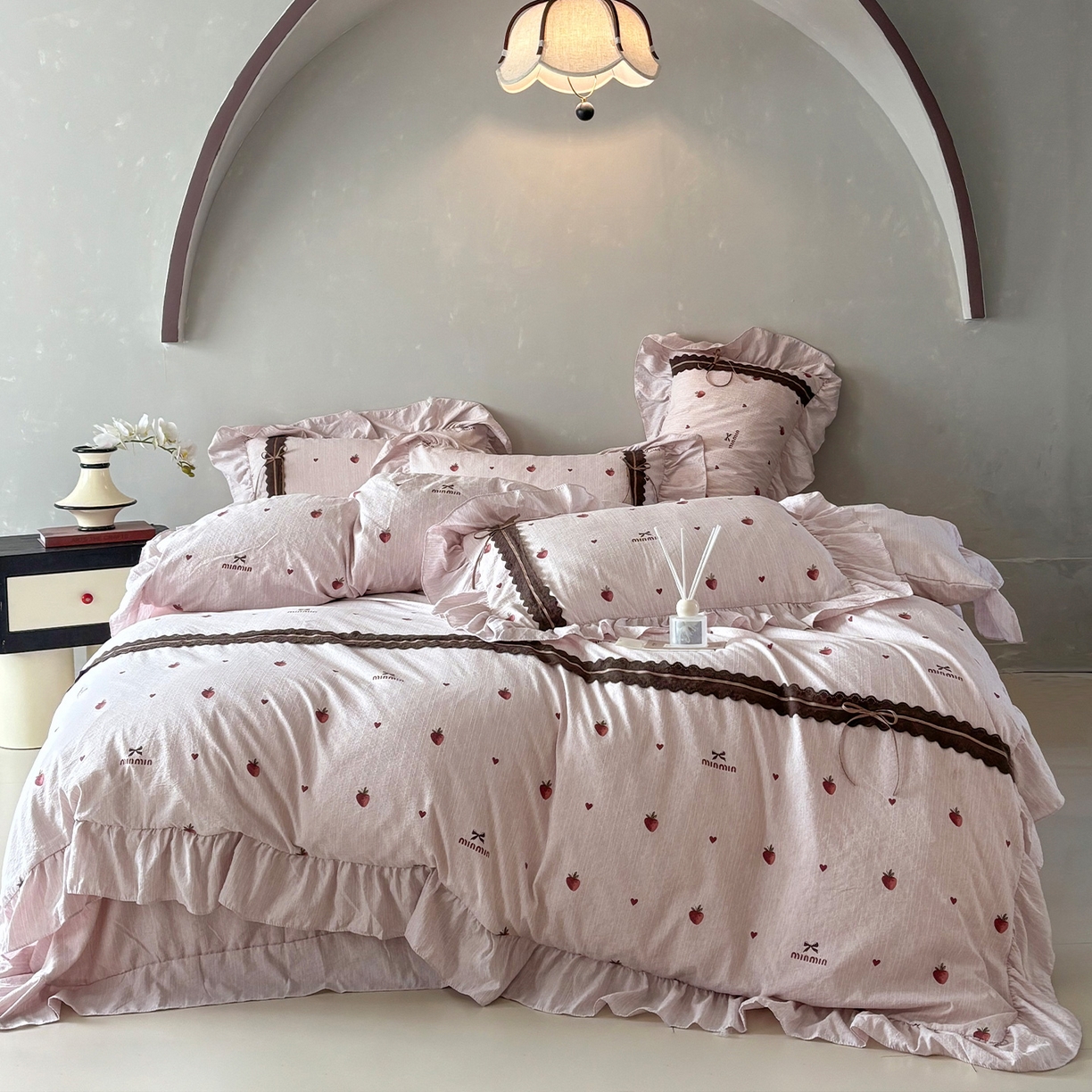 91家纺网 家纺一手货源 找家纺 迷尚家居 2026新款提花色织麻花边四件套 草莓粉