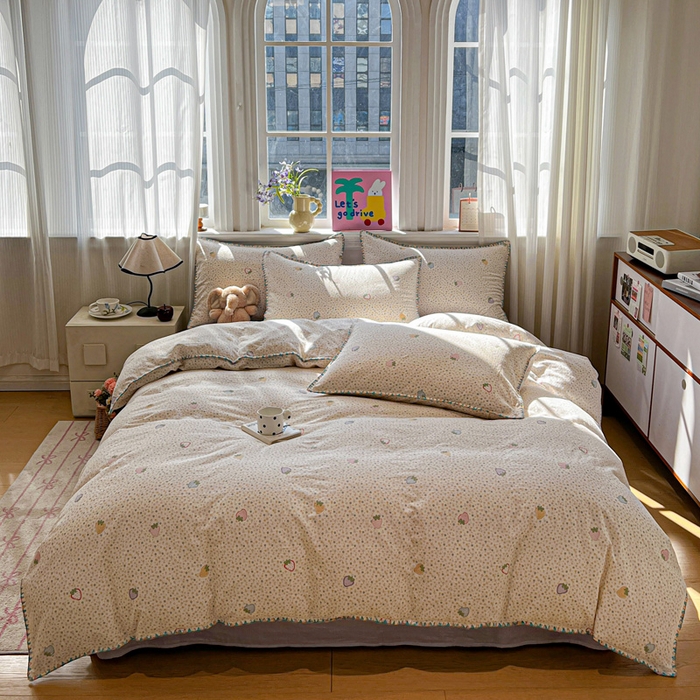 91家纺网 家纺一手货源 找家纺 忆生活家纺 2026新款A类全棉有氧双层纱贝壳边三角针四件套 草莓朵朵