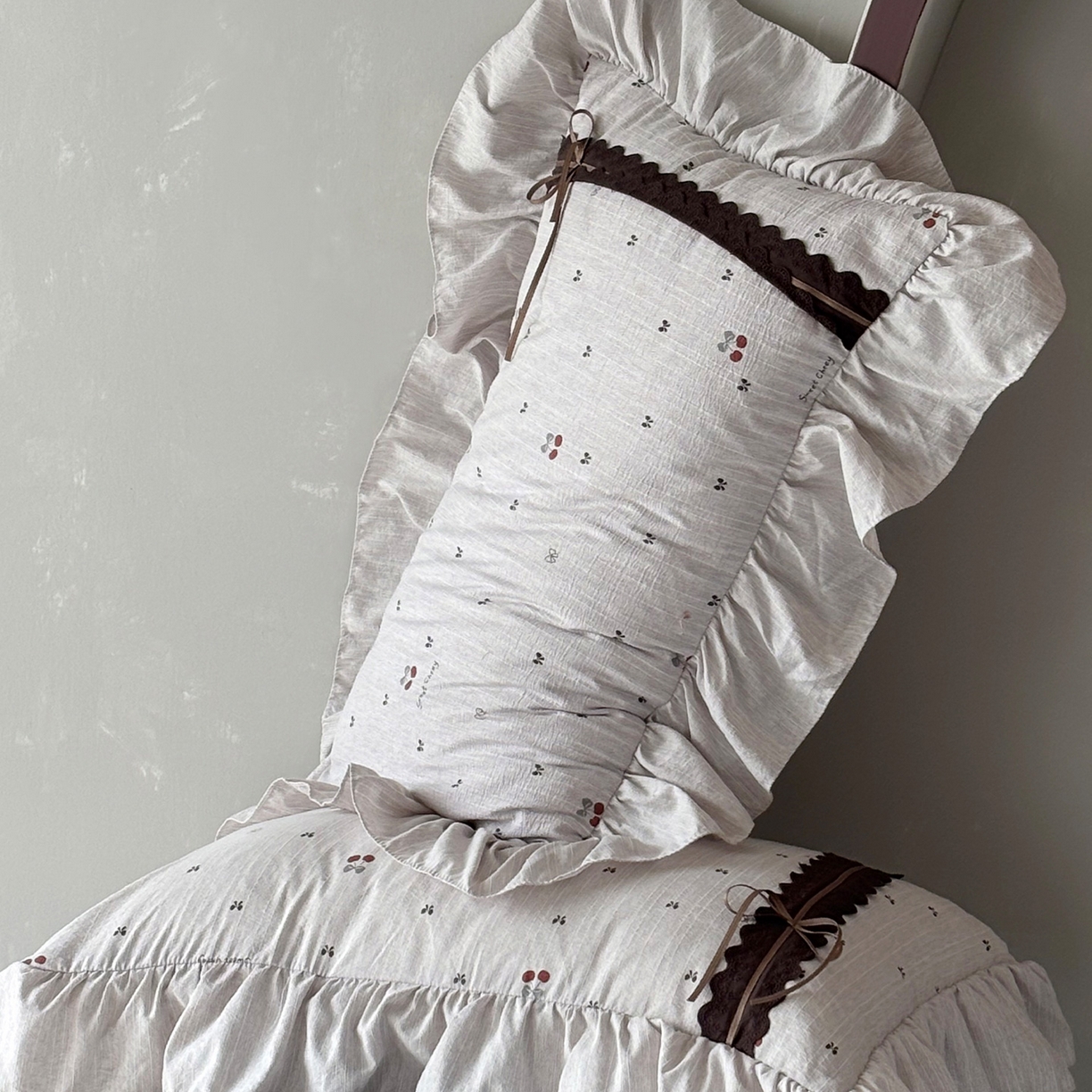 91家纺网 家纺一手货源 找家纺 迷尚家居 2026新款提花色织麻花边四件套 红樱桃茶