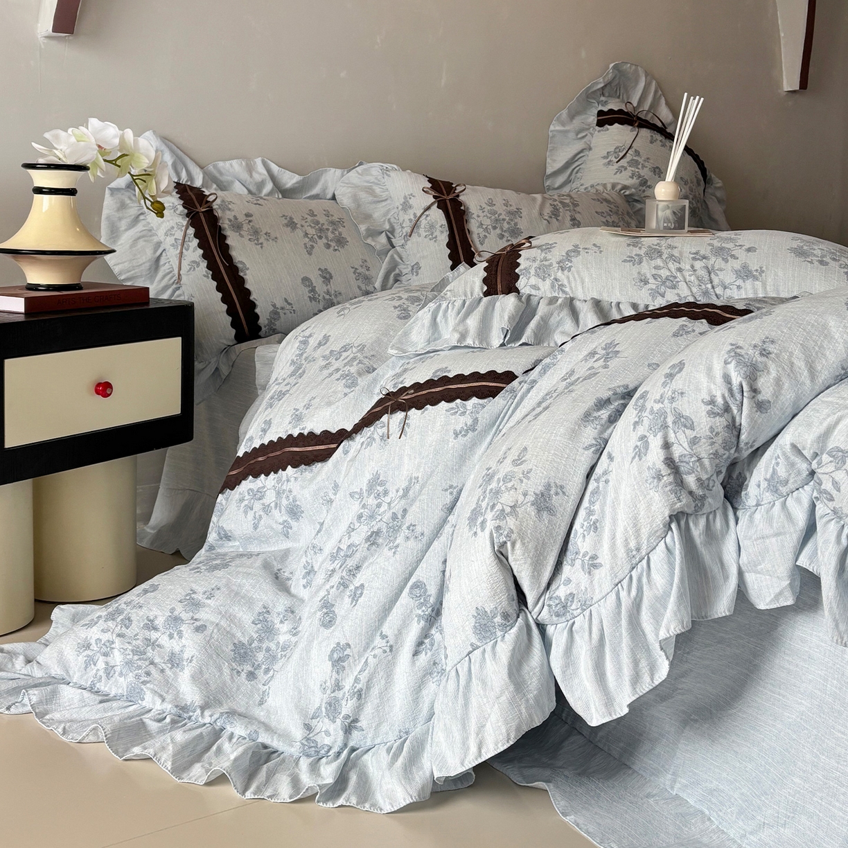 91家纺网 家纺一手货源 找家纺 迷尚家居 2026新款提花色织麻花边四件套 素锦蓝