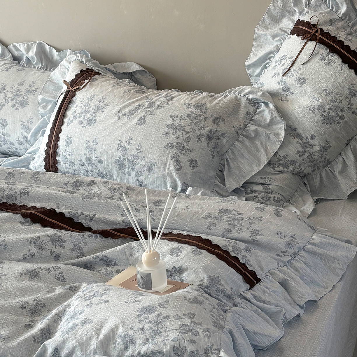 91家纺网 家纺一手货源 找家纺 迷尚家居 2026新款提花色织麻花边四件套 素锦蓝