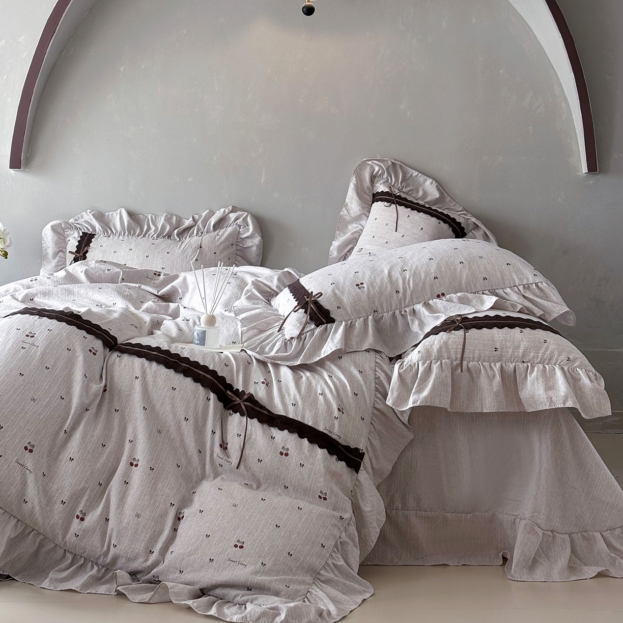 91家纺网 家纺一手货源 找家纺 迷尚家居 2026新款提花色织麻花边四件套 红樱桃茶