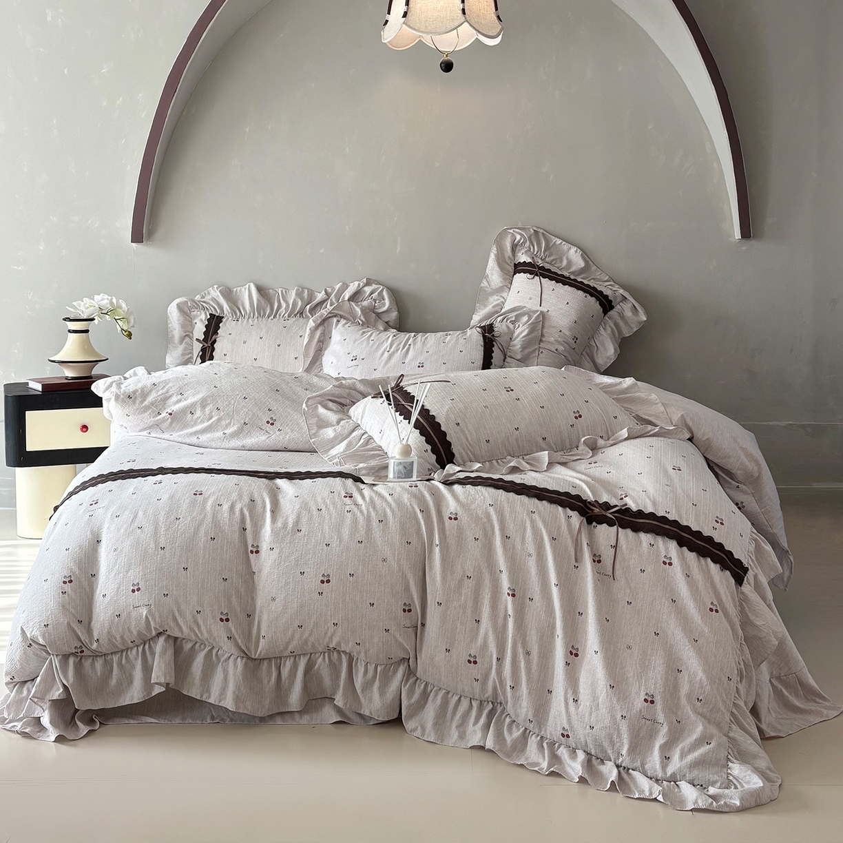 91家纺网 家纺一手货源 找家纺 迷尚家居 2026新款提花色织麻花边四件套 红樱桃茶