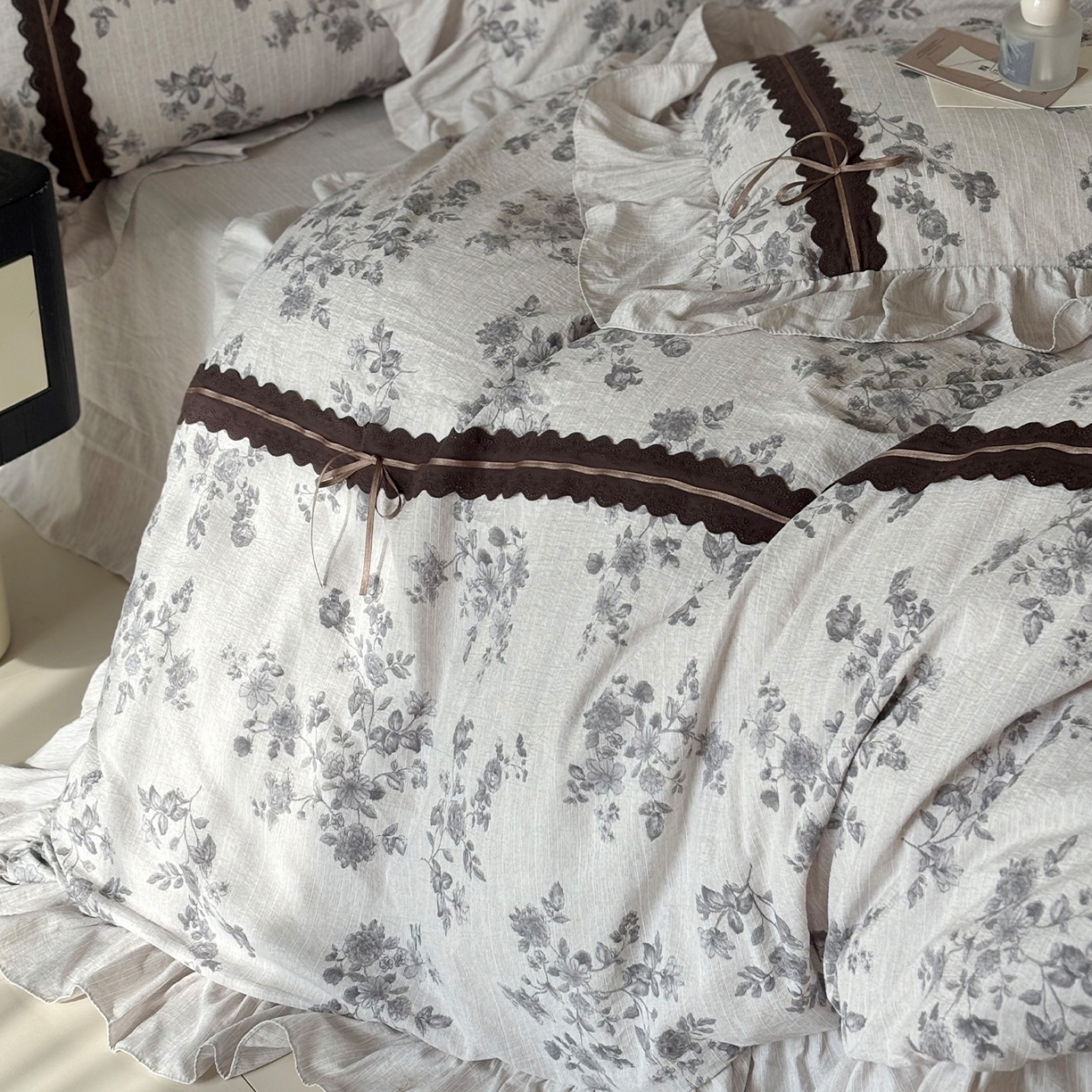 91家纺网 家纺一手货源 找家纺 迷尚家居 2026新款提花色织麻花边四件套 素锦灰