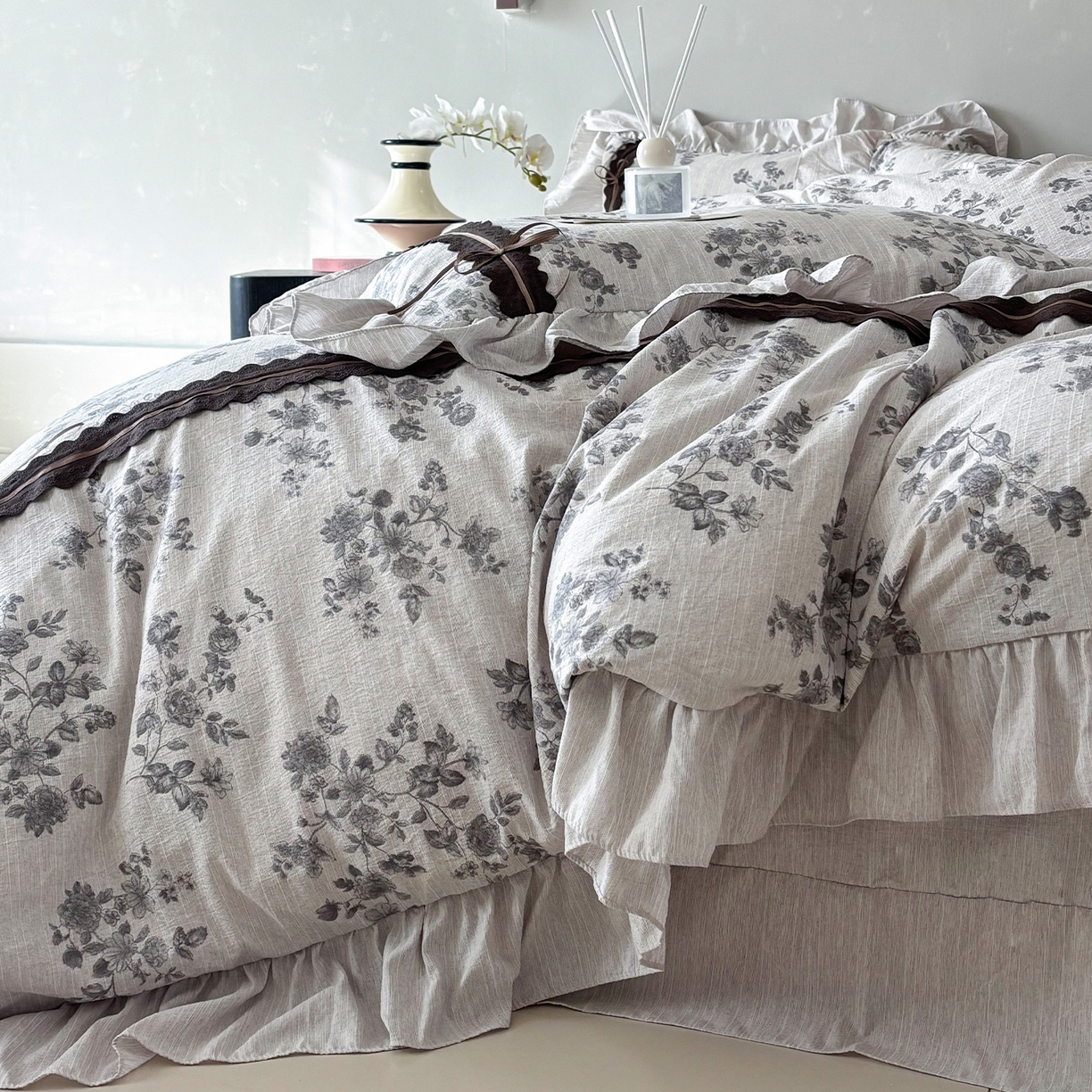 91家纺网 家纺一手货源 找家纺 迷尚家居 2026新款提花色织麻花边四件套 素锦灰