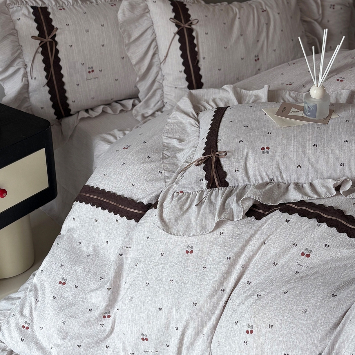 91家纺网 家纺一手货源 找家纺 迷尚家居 2026新款提花色织麻花边四件套 红樱桃茶