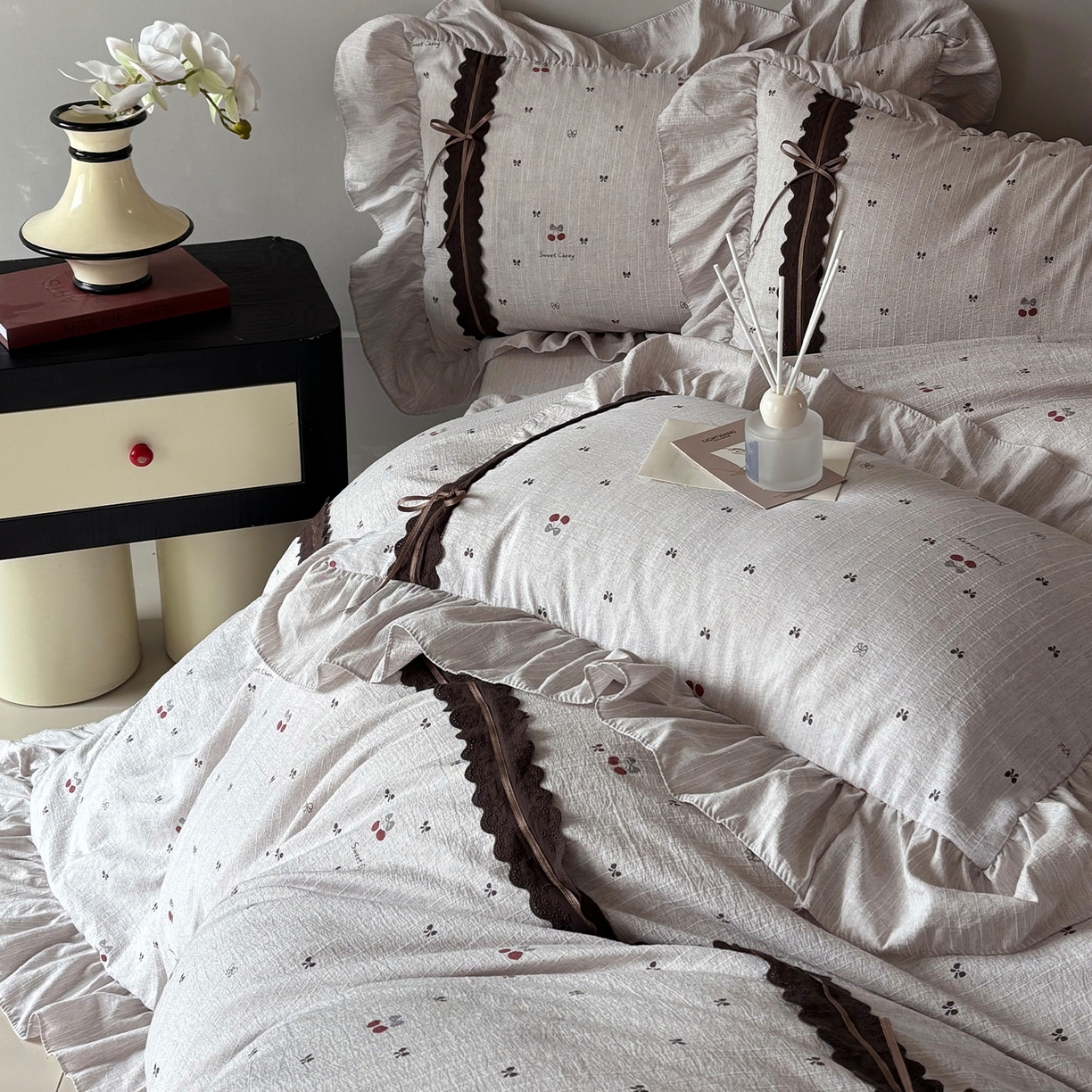 91家纺网 家纺一手货源 找家纺 迷尚家居 2026新款提花色织麻花边四件套 红樱桃茶