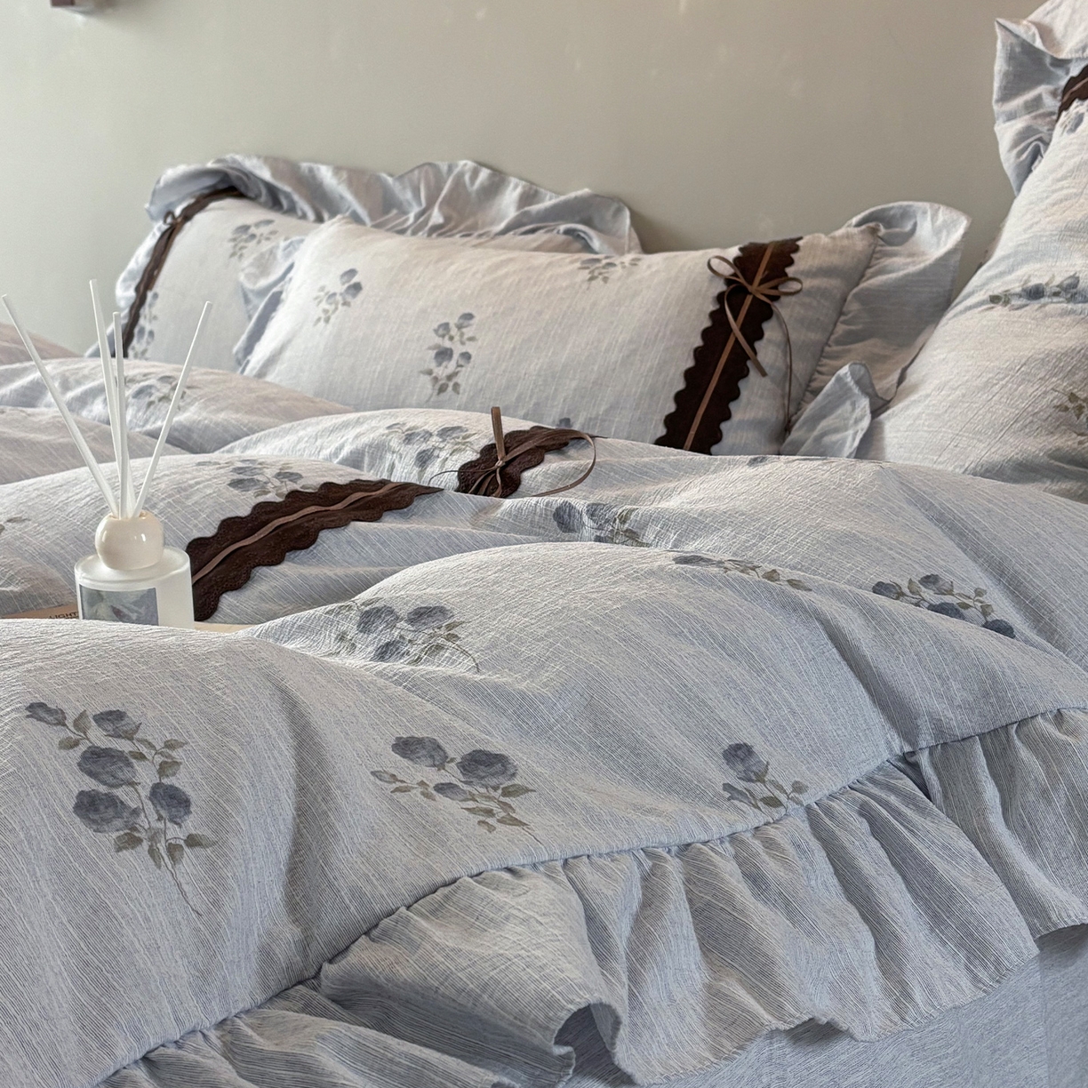 91家纺网 家纺一手货源 找家纺 迷尚家居 2026新款提花色织麻花边四件套 可可蓝