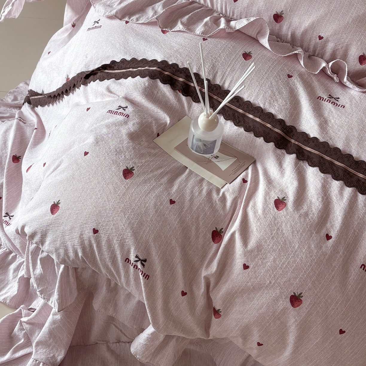 91家纺网 家纺一手货源 找家纺 迷尚家居 2026新款提花色织麻花边四件套 草莓粉