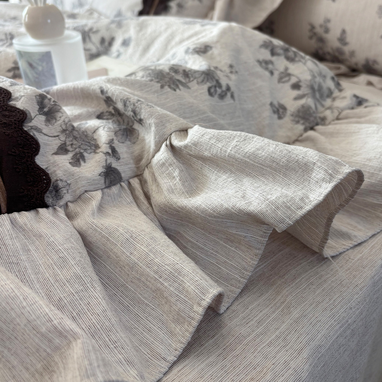 91家纺网 家纺一手货源 找家纺 迷尚家居 2026新款提花色织麻花边四件套 素锦灰