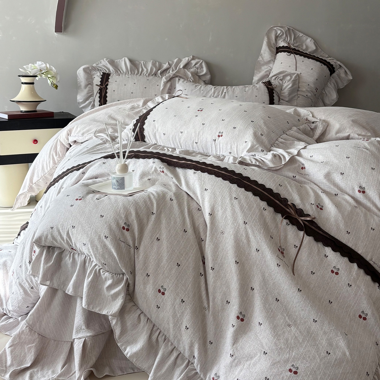 91家纺网 家纺一手货源 找家纺 迷尚家居 2026新款提花色织麻花边四件套 红樱桃茶