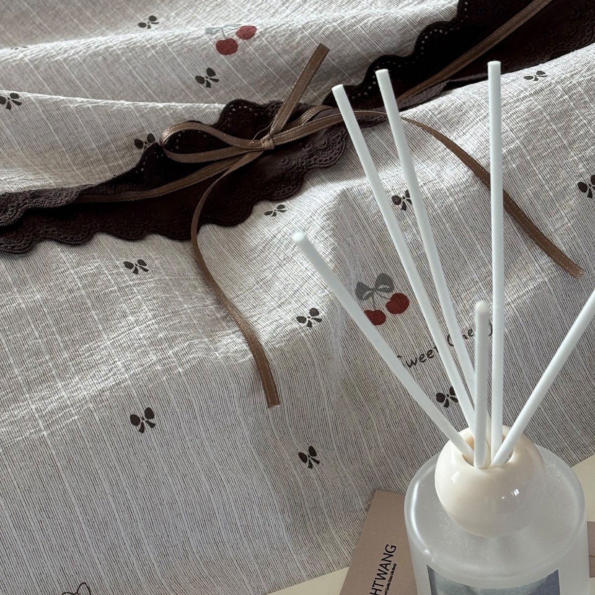 91家纺网 家纺一手货源 找家纺 迷尚家居 2026新款提花色织麻花边四件套 红樱桃茶