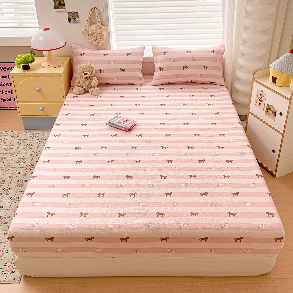 91家纺网 家纺一手货源 找家纺 立森 2026春夏新款云感皱皱纱泡芙纱床笠单枕套系列-床拍图 宝莉粉