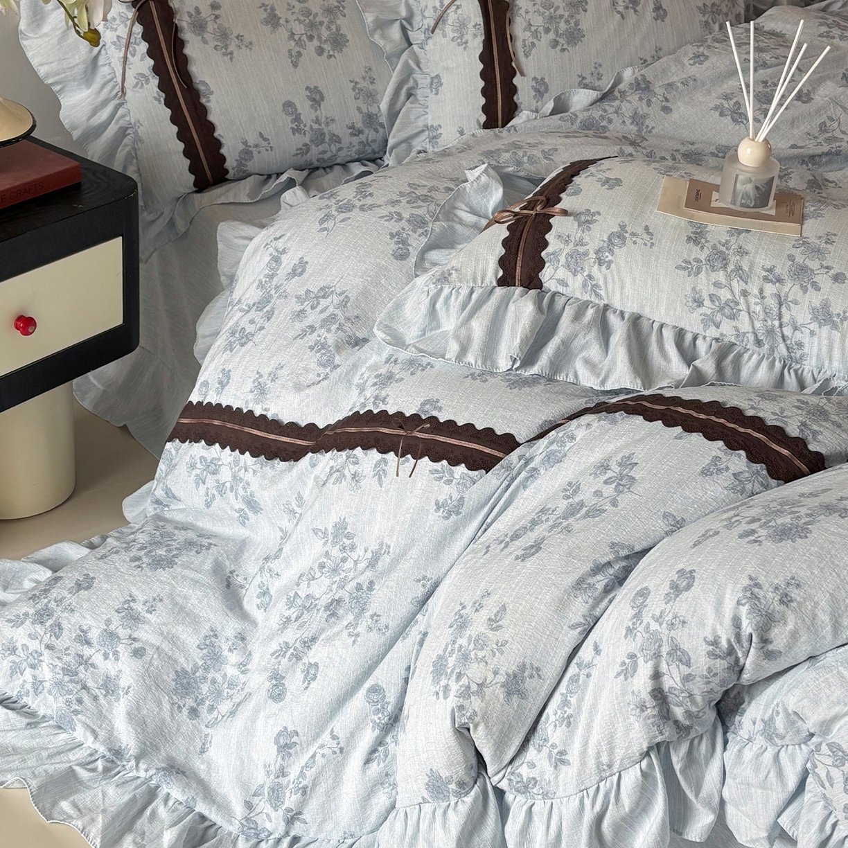 91家纺网 家纺一手货源 找家纺 迷尚家居 2026新款提花色织麻花边四件套 素锦蓝