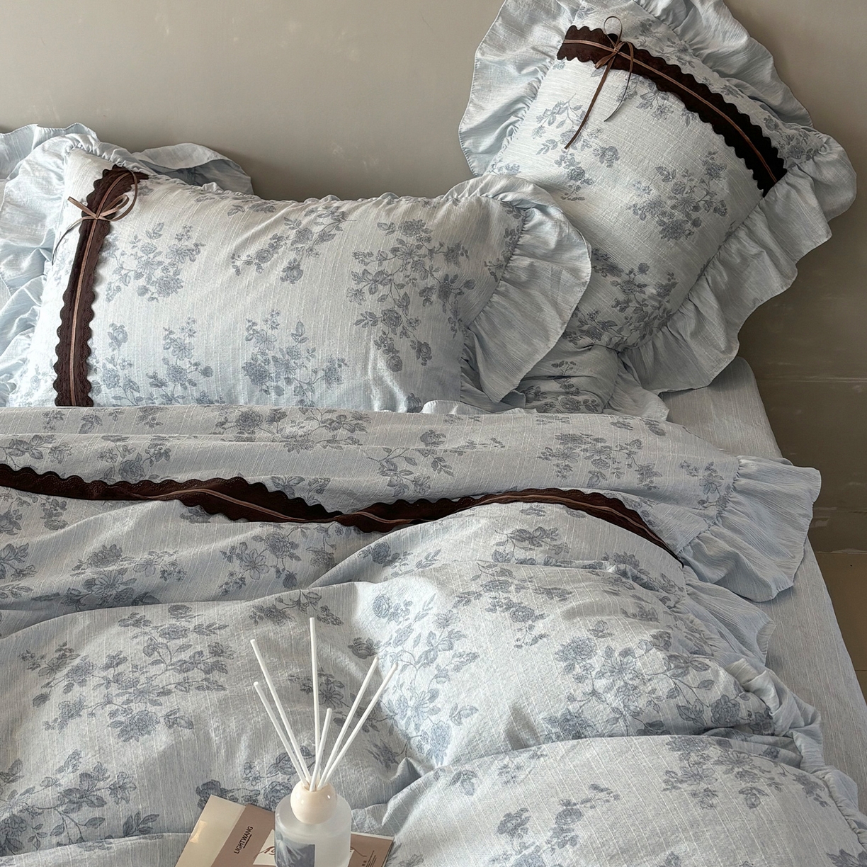 91家纺网 家纺一手货源 找家纺 迷尚家居 2026新款提花色织麻花边四件套 素锦蓝