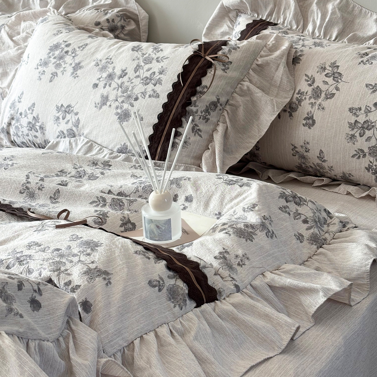 91家纺网 家纺一手货源 找家纺 迷尚家居 2026新款提花色织麻花边四件套 素锦灰