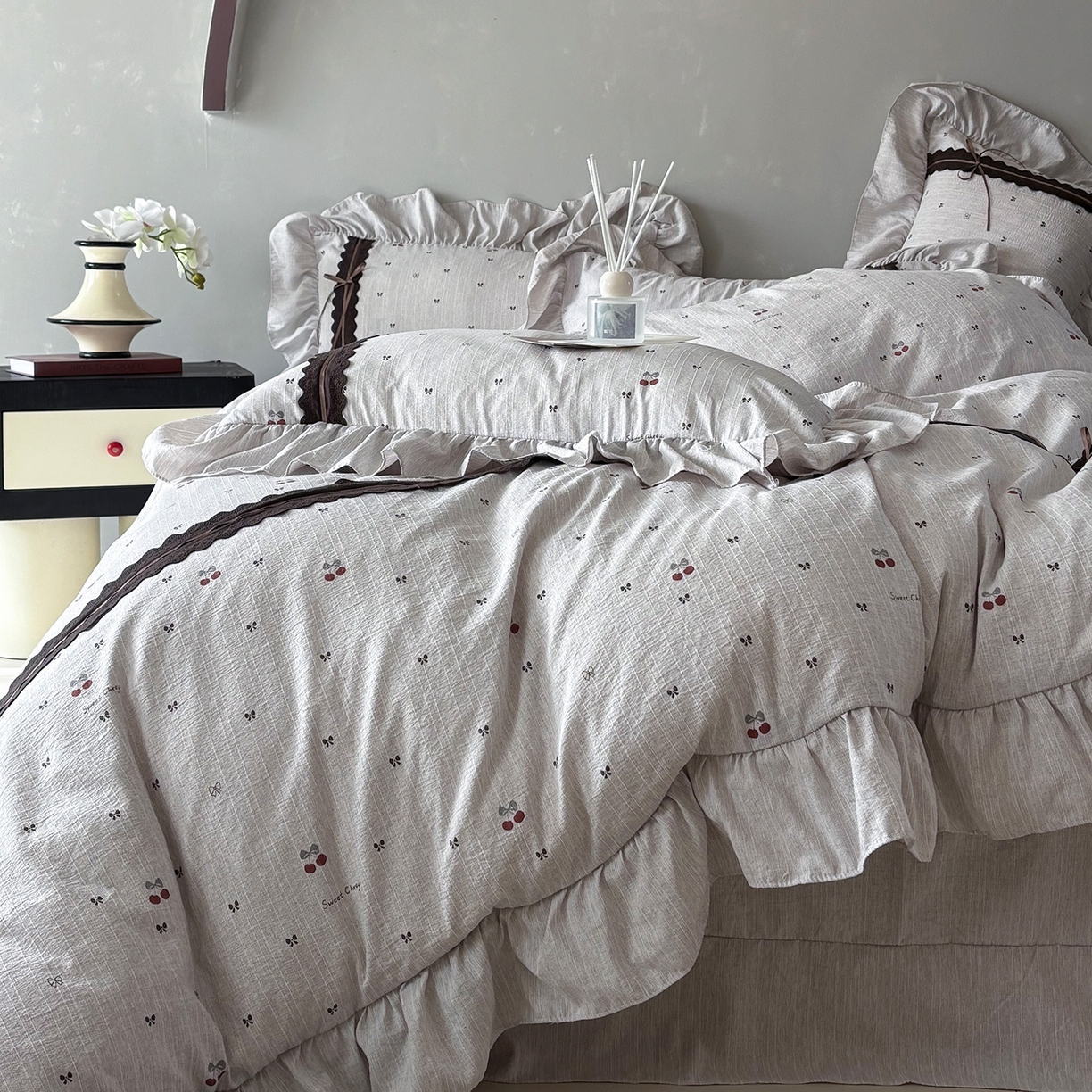 91家纺网 家纺一手货源 找家纺 迷尚家居 2026新款提花色织麻花边四件套 红樱桃茶