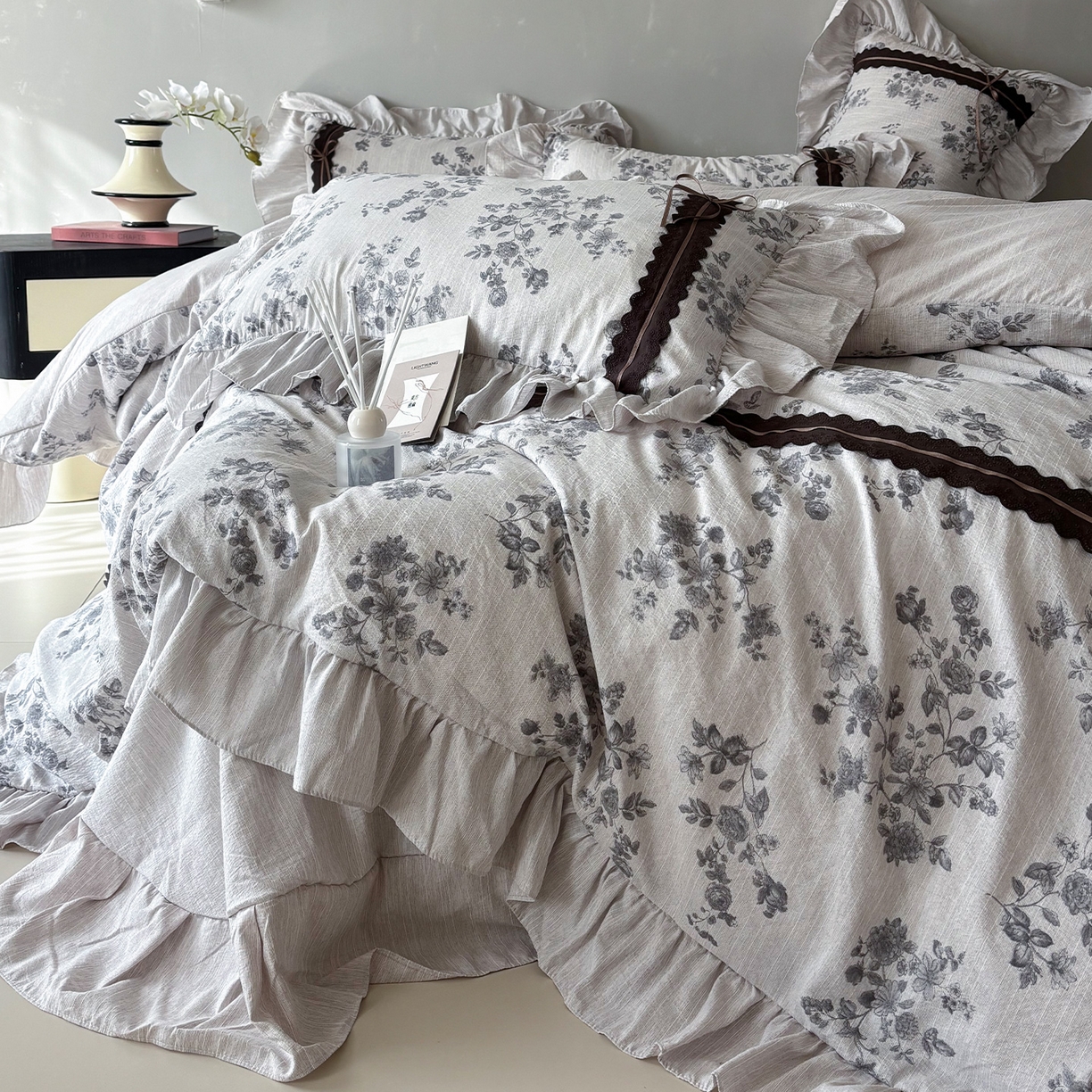 91家纺网 家纺一手货源 找家纺 迷尚家居 2026新款提花色织麻花边四件套 素锦灰