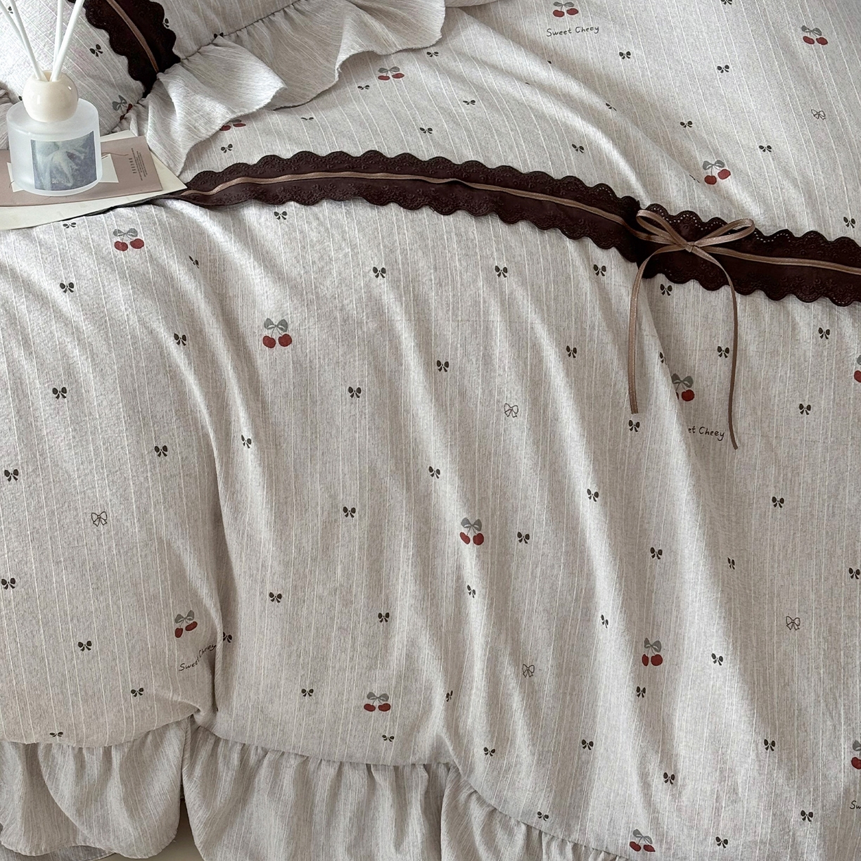 91家纺网 家纺一手货源 找家纺 迷尚家居 2026新款提花色织麻花边四件套 红樱桃茶