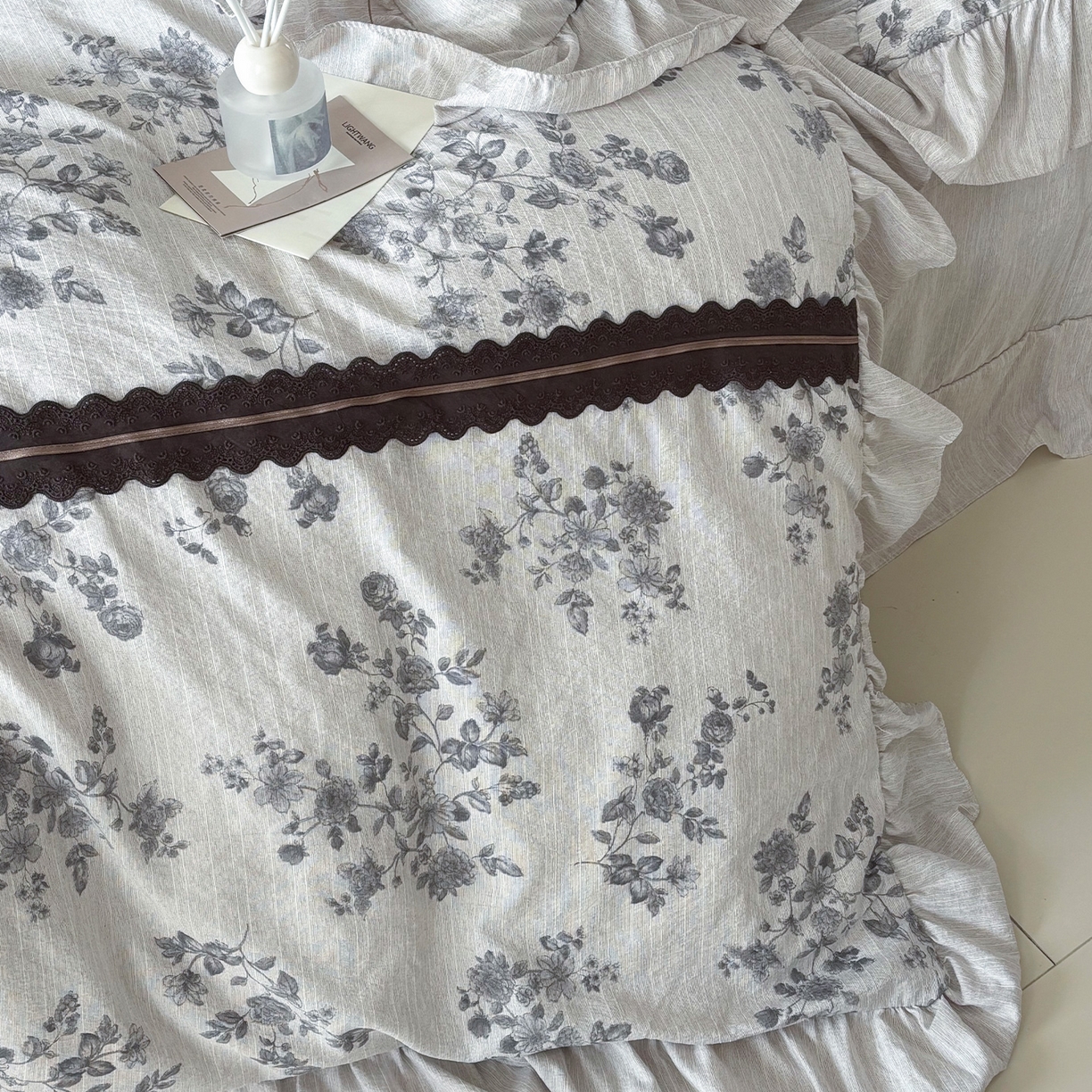 91家纺网 家纺一手货源 找家纺 迷尚家居 2026新款提花色织麻花边四件套 素锦灰