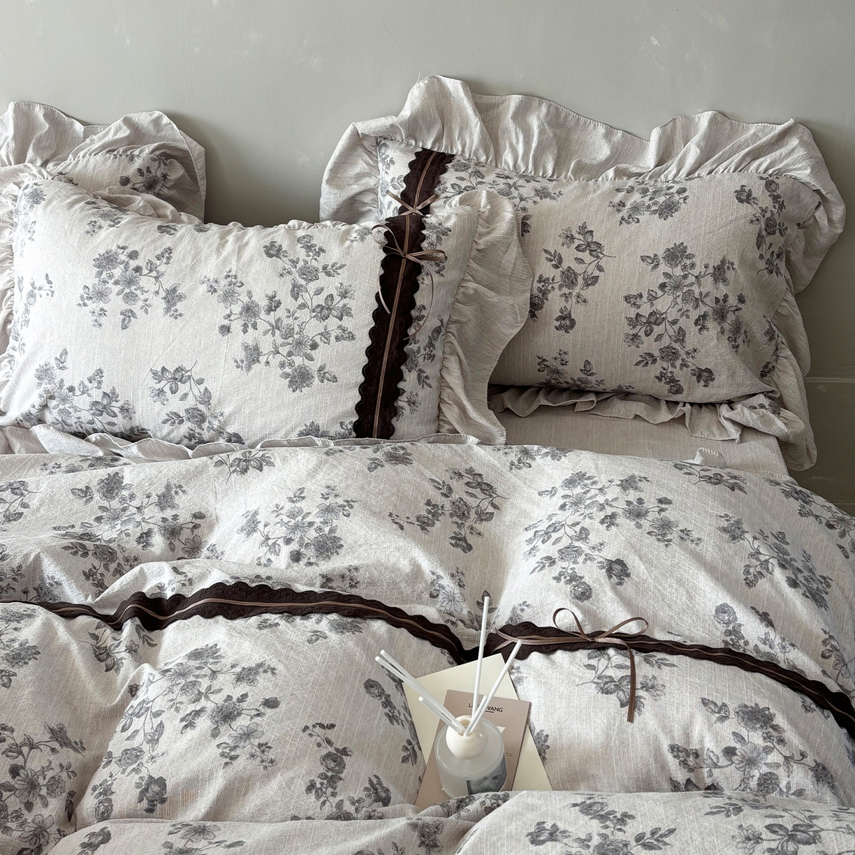 91家纺网 家纺一手货源 找家纺 迷尚家居 2026新款提花色织麻花边四件套 素锦灰