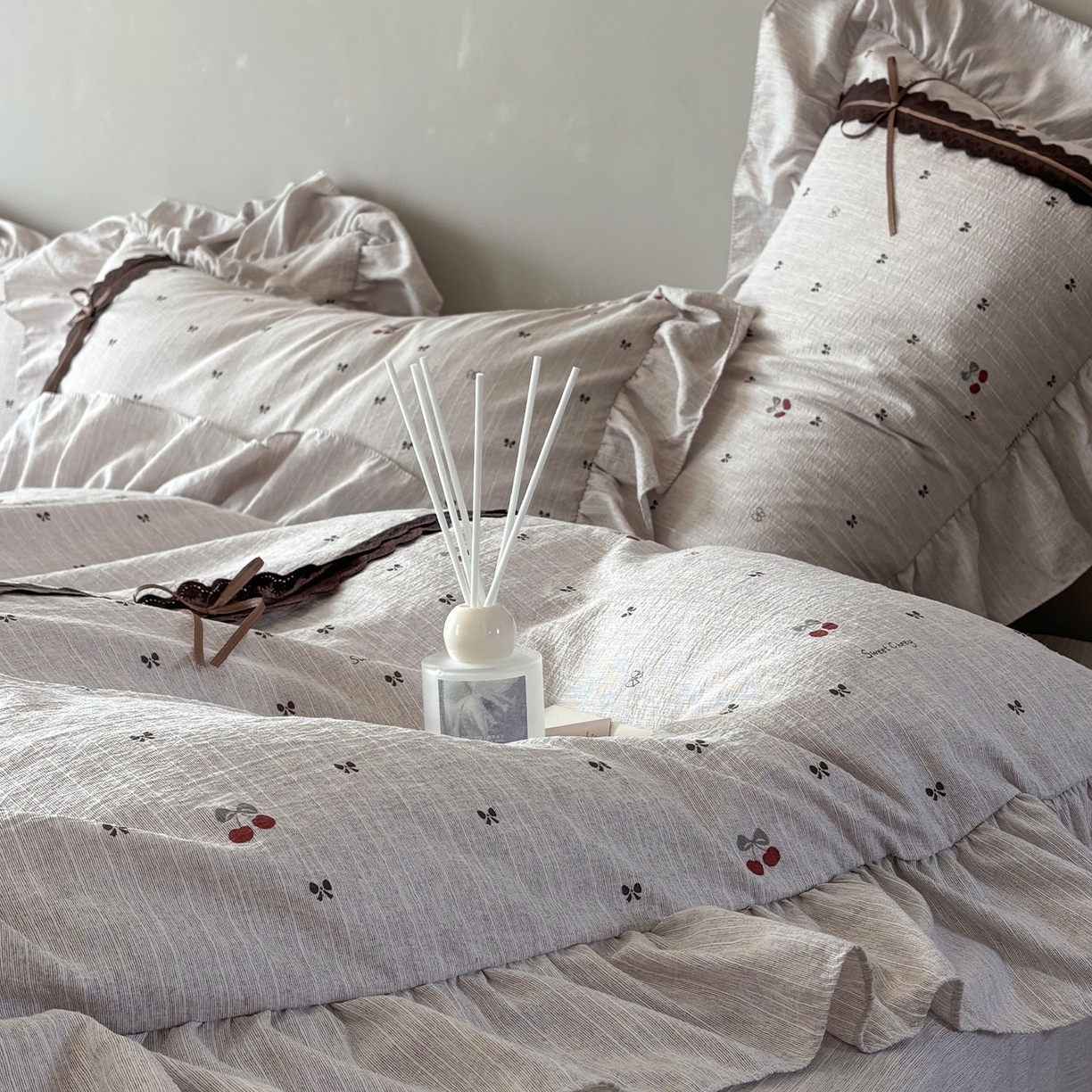 91家纺网 家纺一手货源 找家纺 迷尚家居 2026新款提花色织麻花边四件套 红樱桃茶