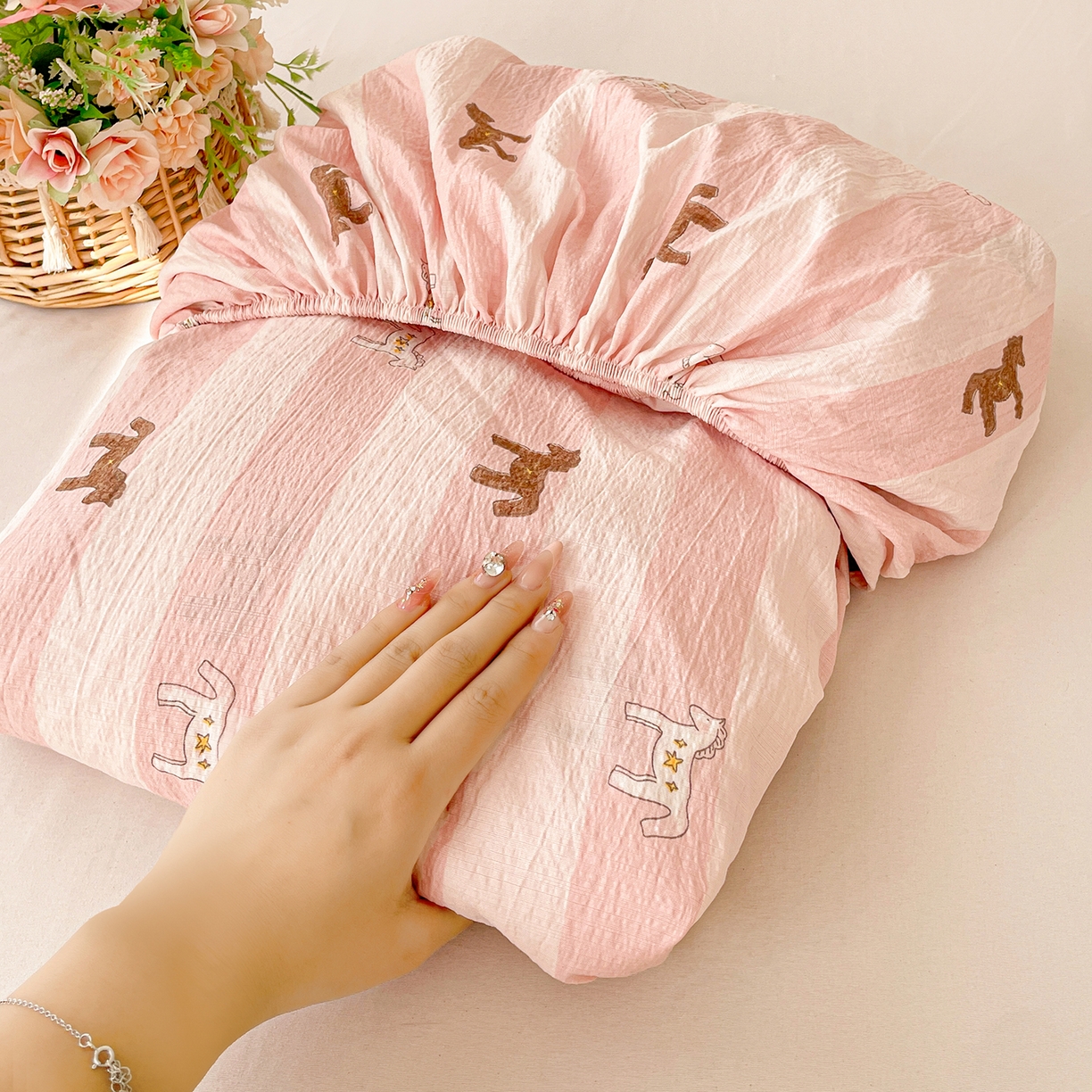 91家纺网 家纺一手货源 找家纺 立森 2026春夏新款云感皱皱纱泡芙纱床笠单枕套系列-床拍图 宝莉粉