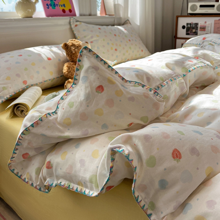 91家纺网 家纺一手货源 找家纺 忆生活家纺 2026新款A类全棉有氧双层纱贝壳边三角针四件套 爱心草莓