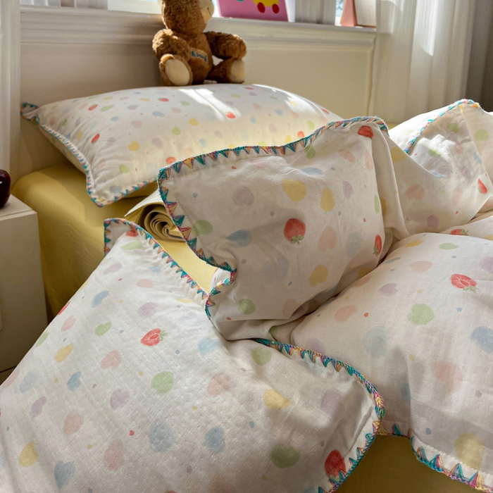 91家纺网 家纺一手货源 找家纺 忆生活家纺 2026新款A类全棉有氧双层纱贝壳边三角针四件套 爱心草莓