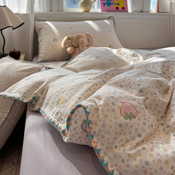 忆生活家纺 2026新款A类全棉有氧双层纱贝壳边三角针四件套 草莓朵朵