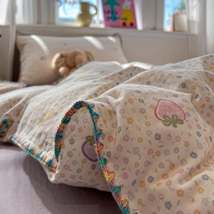 91家纺网 家纺一手货源 找家纺 忆生活家纺 2026新款A类全棉有氧双层纱贝壳边三角针四件套 草莓朵朵