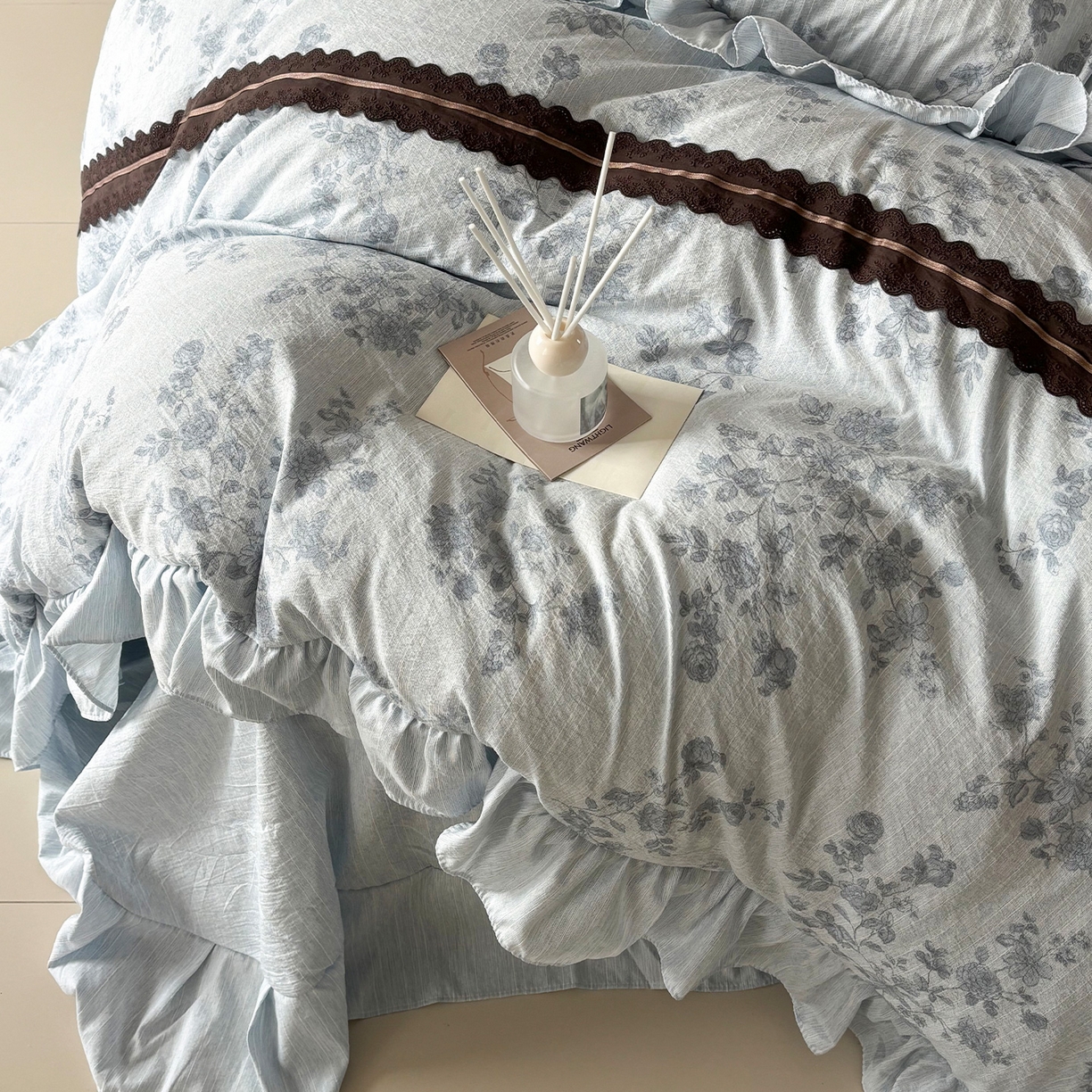 91家纺网 家纺一手货源 找家纺 迷尚家居 2026新款提花色织麻花边四件套 素锦蓝