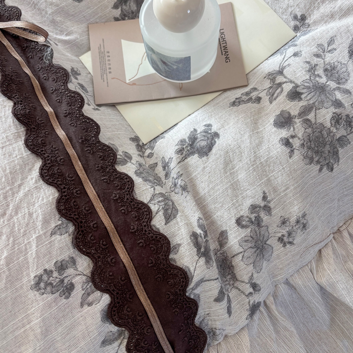 91家纺网 家纺一手货源 找家纺 迷尚家居 2026新款提花色织麻花边四件套 素锦灰