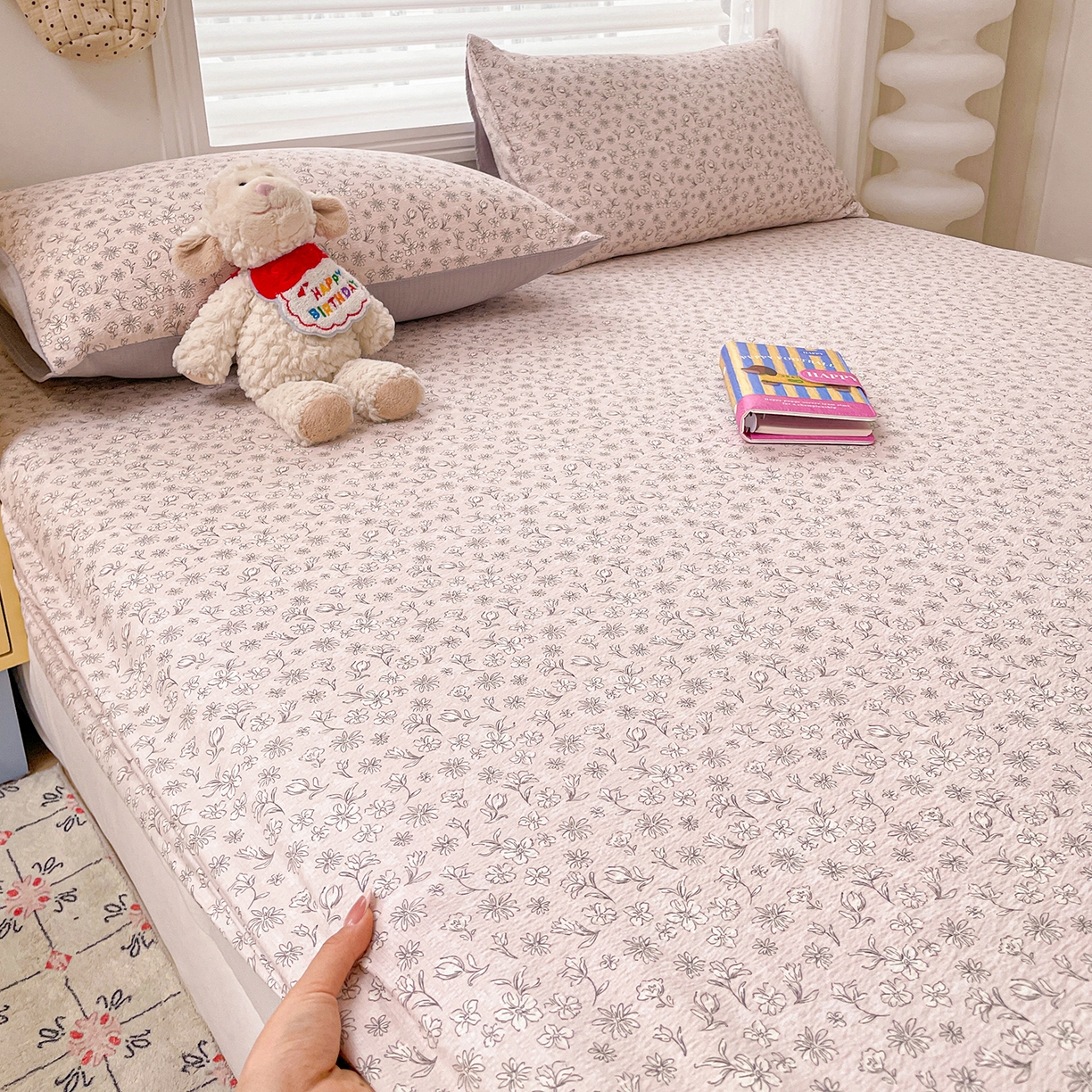 91家纺网 家纺一手货源 找家纺 立森 2026春夏新款云感皱皱纱泡芙纱床笠单枕套系列-床拍图 花畔里