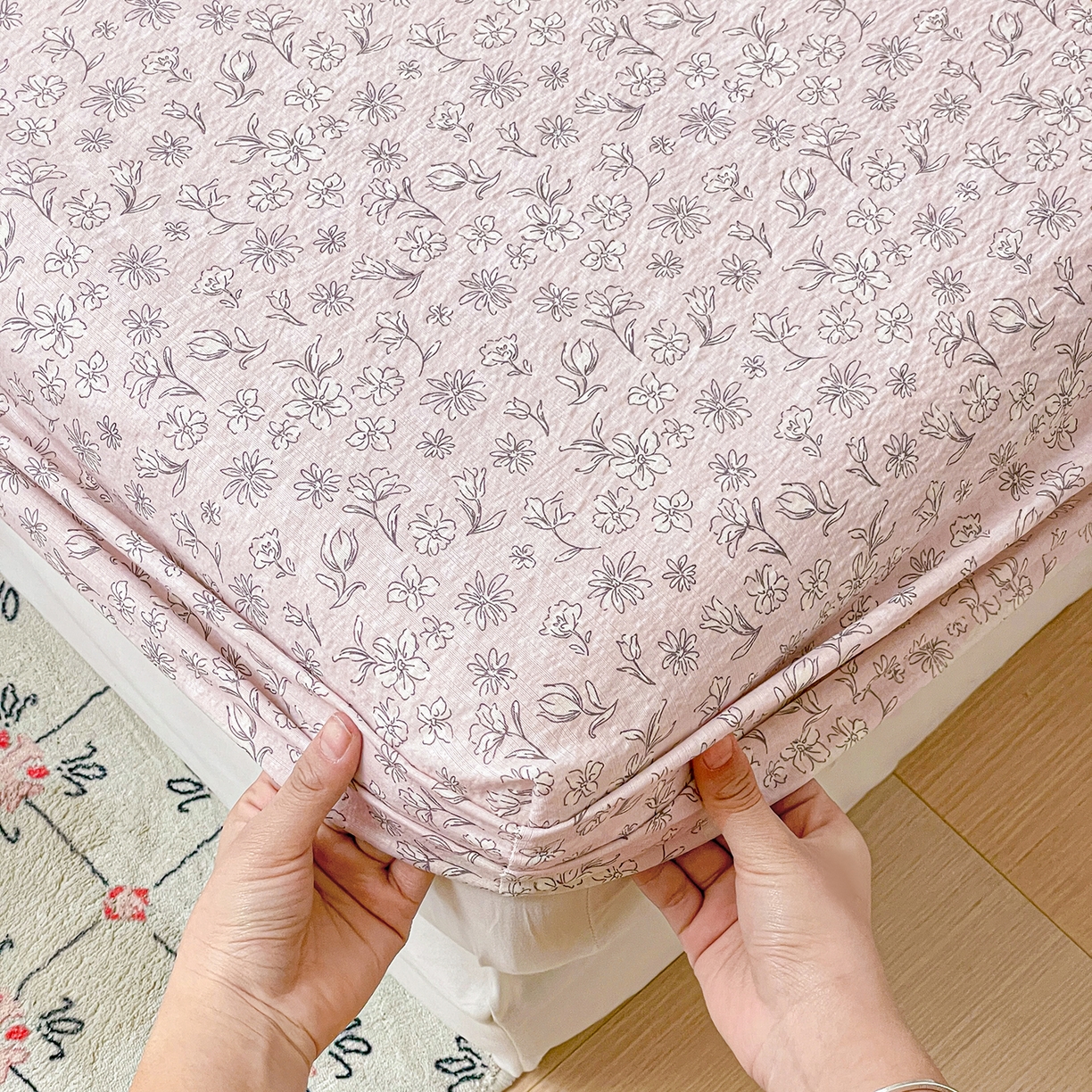 91家纺网 家纺一手货源 找家纺 立森 2026春夏新款云感皱皱纱泡芙纱床笠单枕套系列-床拍图 花畔里