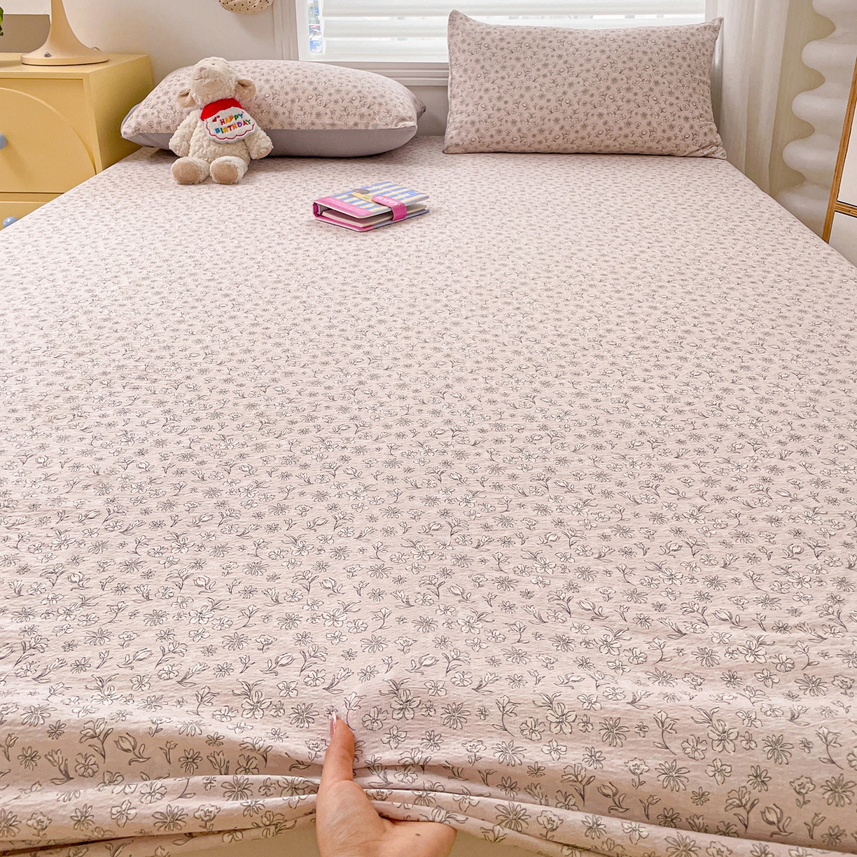 91家纺网 家纺一手货源 找家纺 立森 2026春夏新款云感皱皱纱泡芙纱床笠单枕套系列-床拍图 花畔里