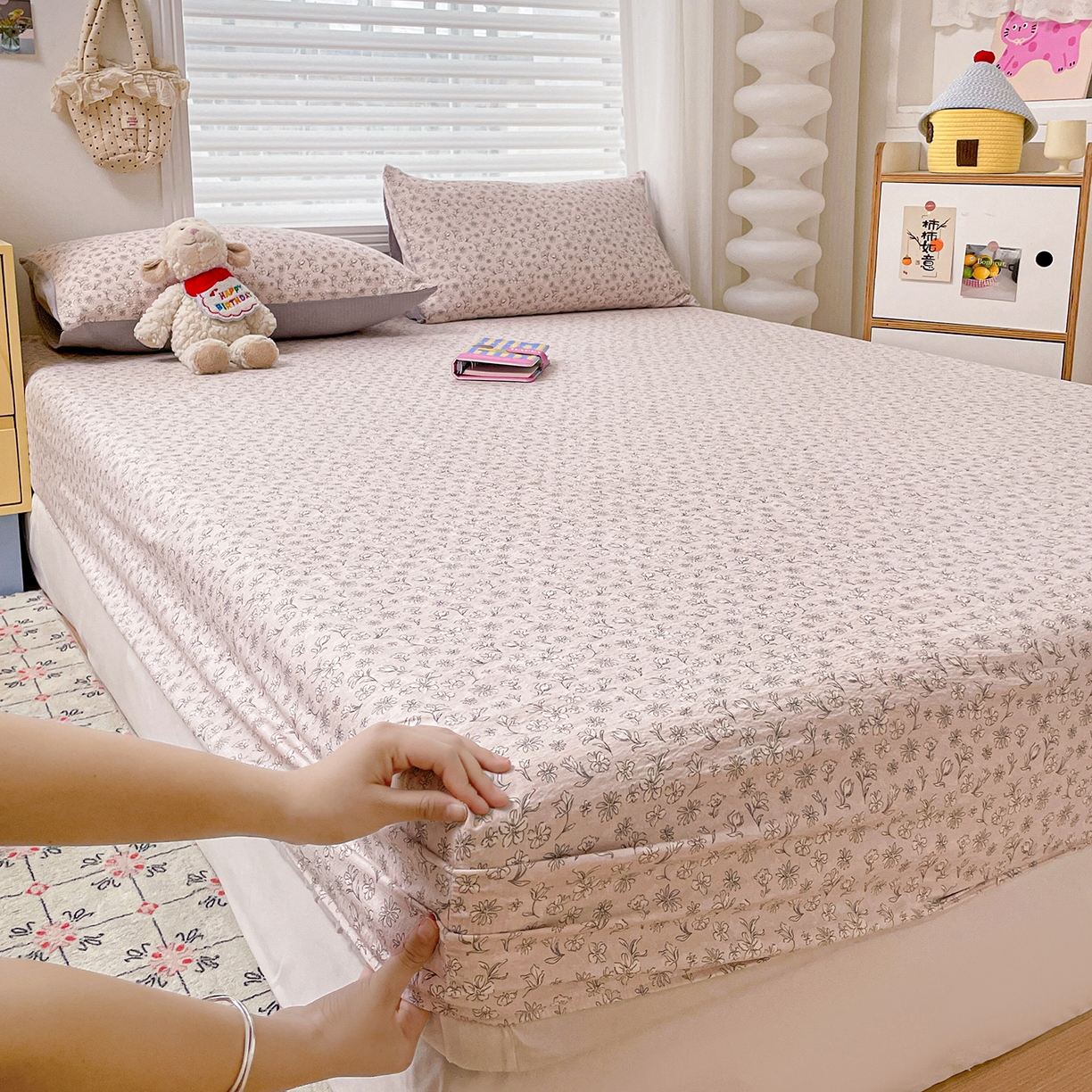 91家纺网 家纺一手货源 找家纺 立森 2026春夏新款云感皱皱纱泡芙纱床笠单枕套系列-床拍图 花畔里