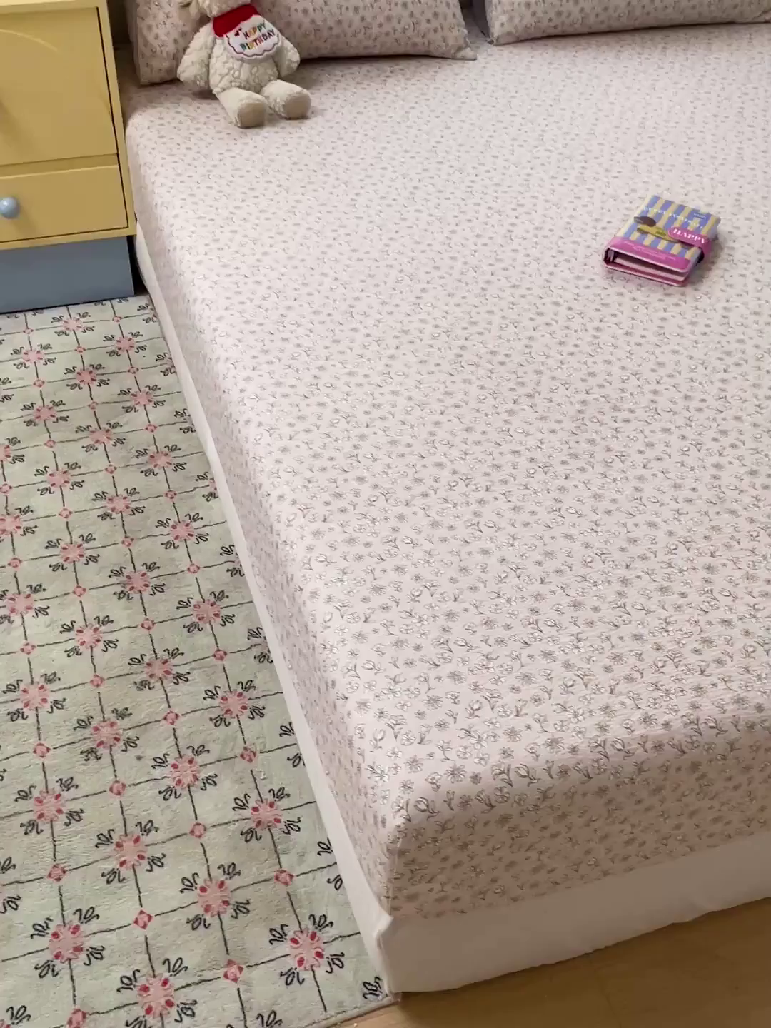 91家纺网 家纺一手货源 找家纺 立森 2026春夏新款云感皱皱纱泡芙纱床笠单枕套系列-床拍图 花畔里