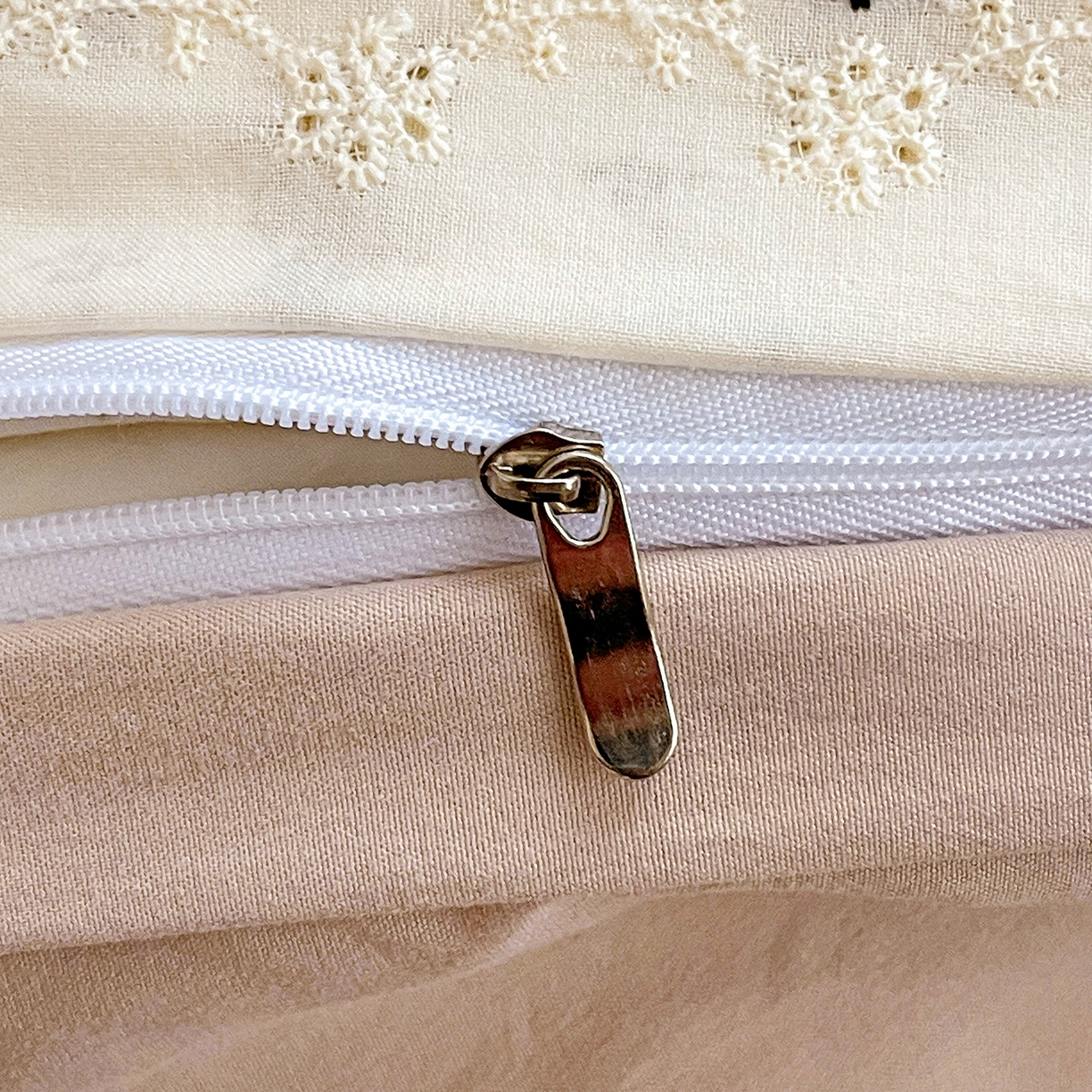 91家纺网 家纺一手货源 找家纺 金梦拉家纺 2026春夏新款古法水洗棉花边系列四件套 花边-咖色兔