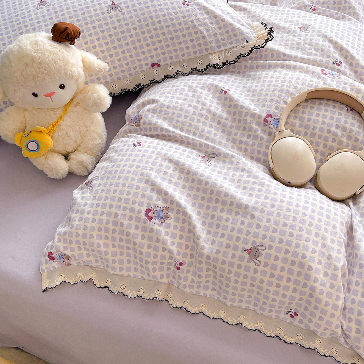 91家纺网 家纺一手货源 找家纺 金梦拉家纺 2026春夏新款古法水洗棉花边系列四件套 花边-玩偶兔