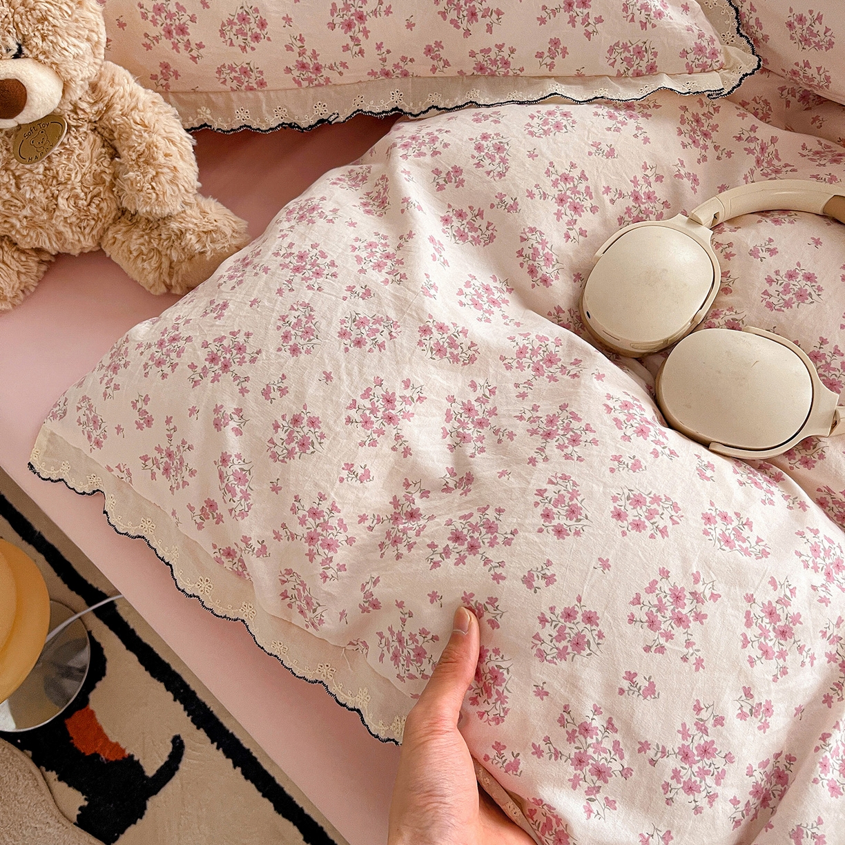 91家纺网 家纺一手货源 找家纺 金梦拉家纺 2026春夏新款古法水洗棉花边系列四件套 花边-桃花朵朵