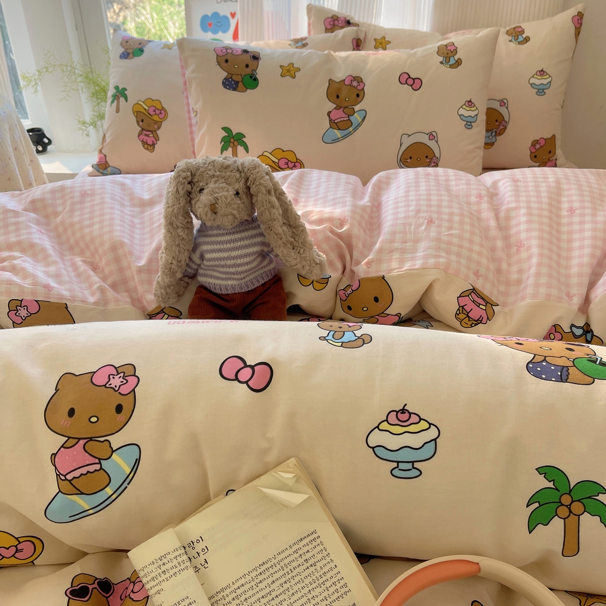 91家纺网 家纺一手货源 找家纺 六巷胡同 2026新款INS减龄可爱风卡通全棉四件套（第二系列） 度假冲浪猫