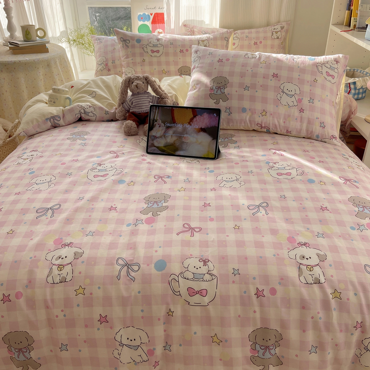 91家纺网 家纺一手货源 找家纺 六巷胡同 2026新款INS减龄可爱风卡通全棉四件套（第二系列） 粉格趣味犬