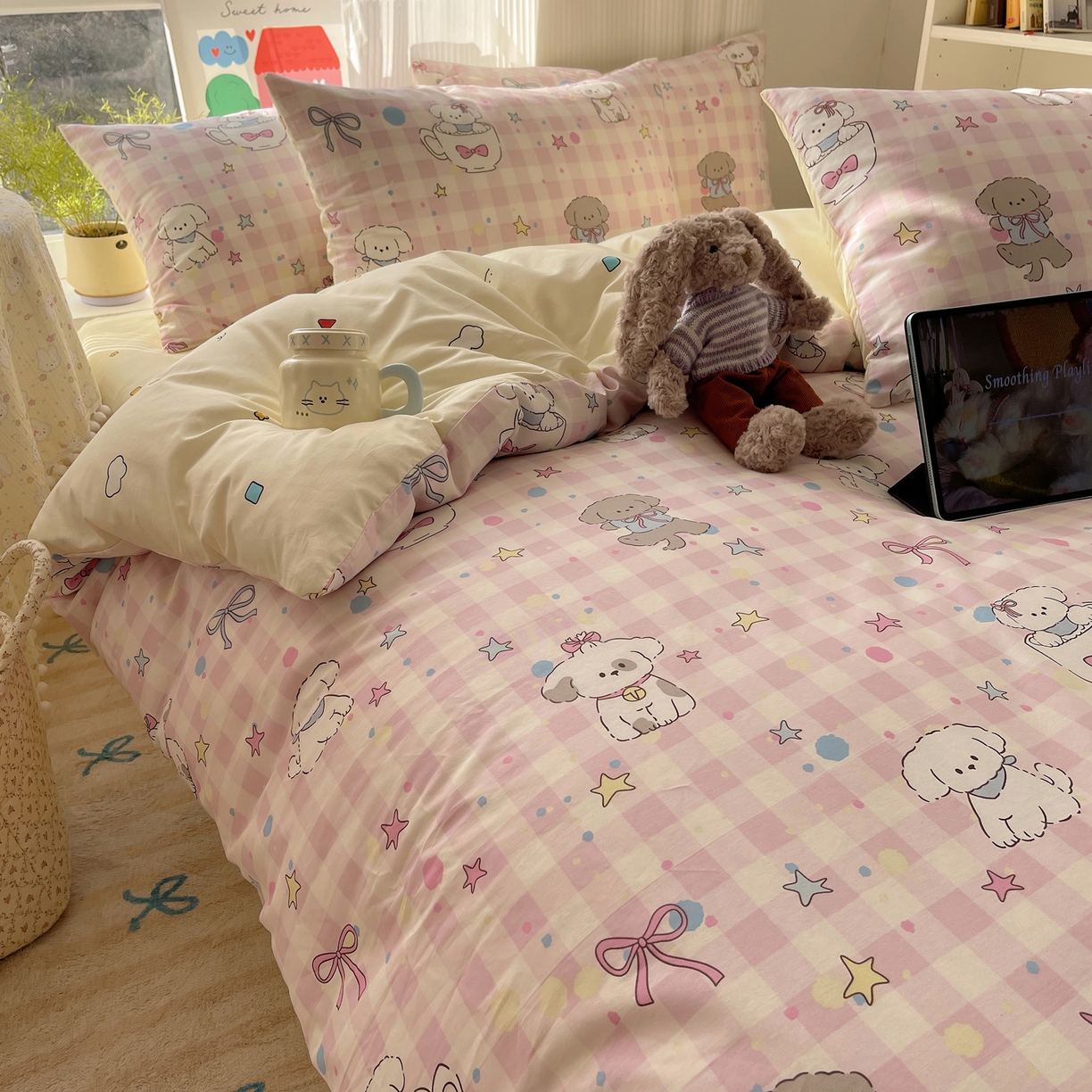 91家纺网 家纺一手货源 找家纺 六巷胡同 2026新款INS减龄可爱风卡通全棉四件套（第二系列） 粉格趣味犬