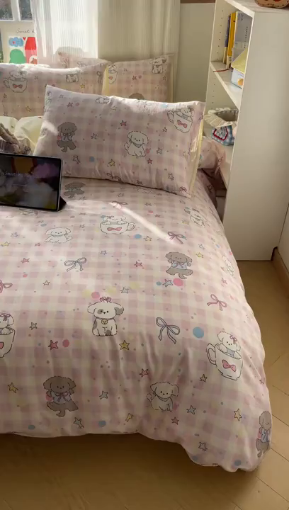 91家纺网 家纺一手货源 找家纺 六巷胡同 2026新款INS减龄可爱风卡通全棉四件套（第二系列） 粉格趣味犬