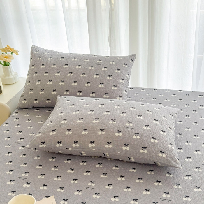 91家纺网 家纺一手货源 找家纺 贝扬思家纺 2026新款高克重泡芙纱印花款单床笠床笠单件-浅糯 CL浅糯-灰樱桃