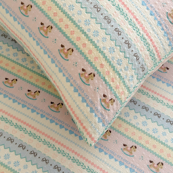 91家纺网 家纺一手货源 找家纺 贝扬思家纺 2026新款高克重泡芙纱印花款单床笠床笠单件-浅糯 CL浅糯-甜心木马卷